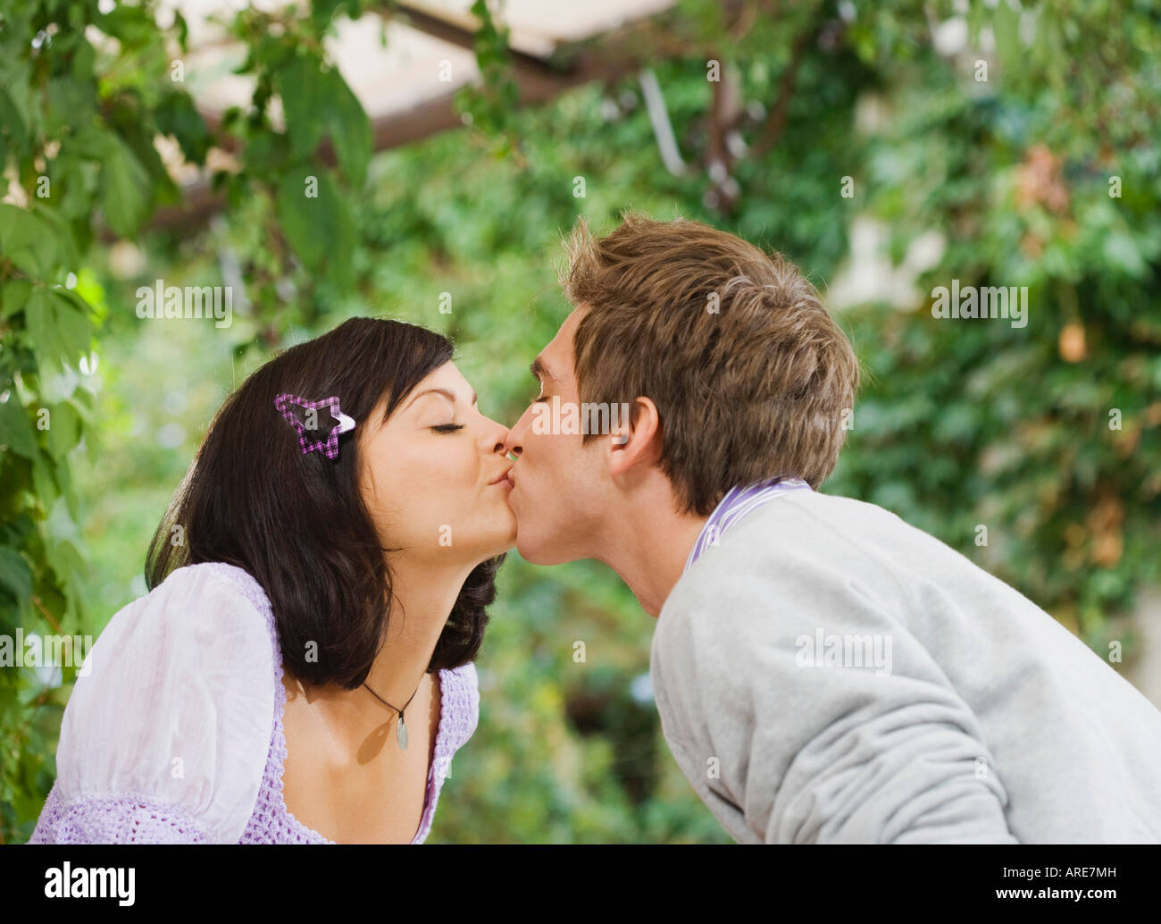 Mann und Frau küssen Stockfoto