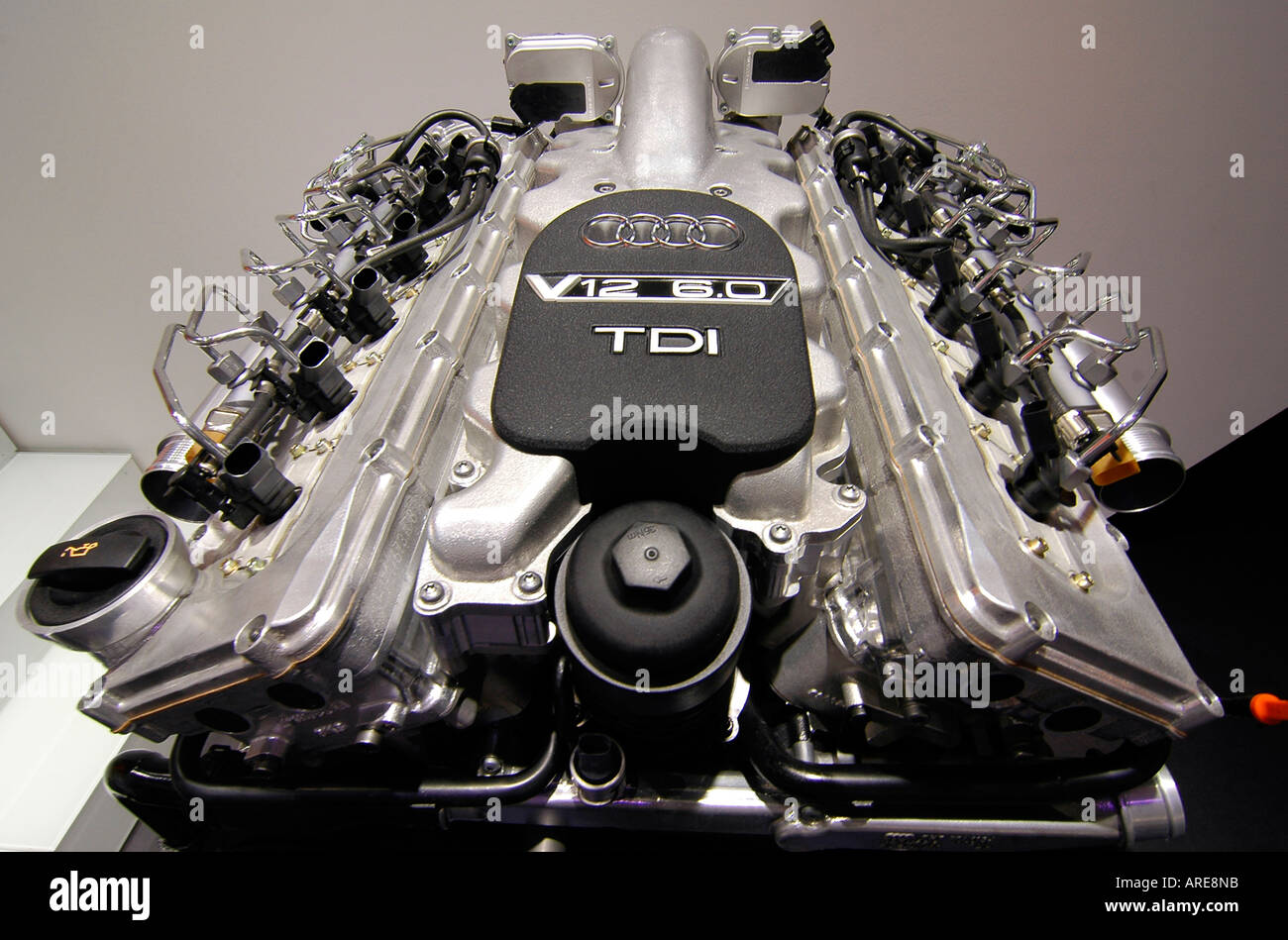 Ein State-Of-The-Art V12-Motor auf der Internationalen Automobilausstellung in Paris ausgestellt. Stockfoto