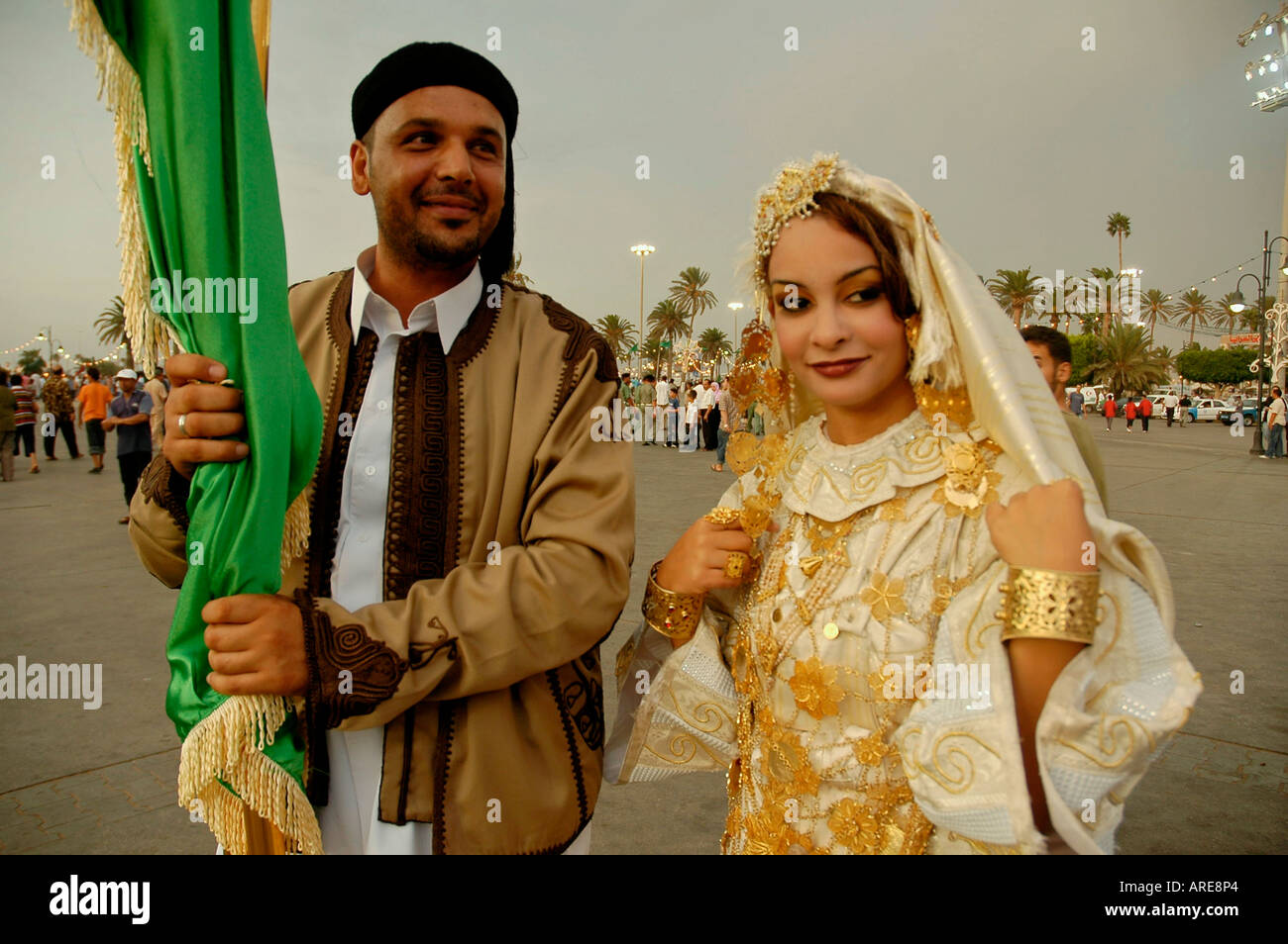 Porträt eines Paares tragen traditionelle Kleidung und hält eine libysche Fahne während der Feierlichkeiten in Tripolis, Libyen. Stockfoto