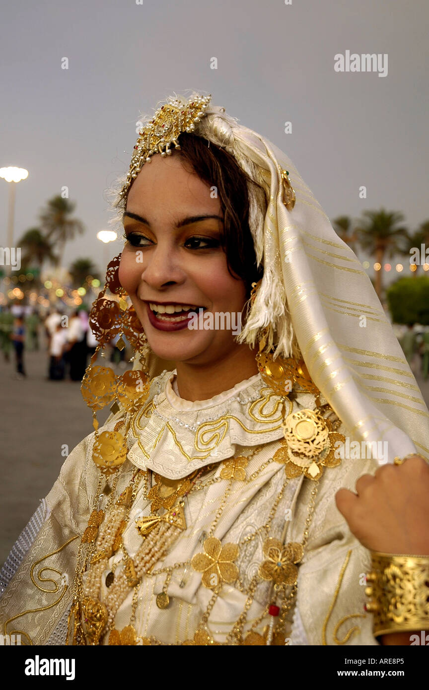 Porträt einer libyschen Frau trägt ein traditionelle Kleid während der Feierlichkeiten in Tripolis, Libyen. Stockfoto