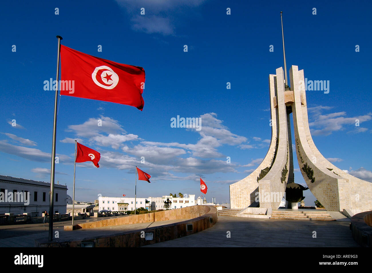 Eine tunesische Flagge im Vordergrund der Kabash 7. November einem Ort im zentralen Tunis, Tunesien. Stockfoto