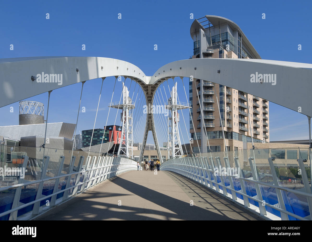 England, Manchester, Salford Quays, Millennium Bridge, moderne britische Architektur mit dem Lowry Centre in der Ferne Stockfoto