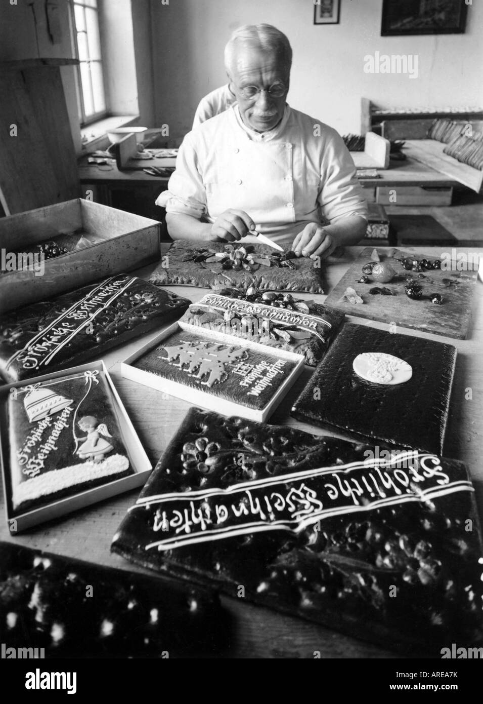 Weihnachten, weihnachtsbäckerei, Bäcker schmückt Lebkuchen, Metzger Firma, Nürnberg, 1930er Jahre, Stockfoto