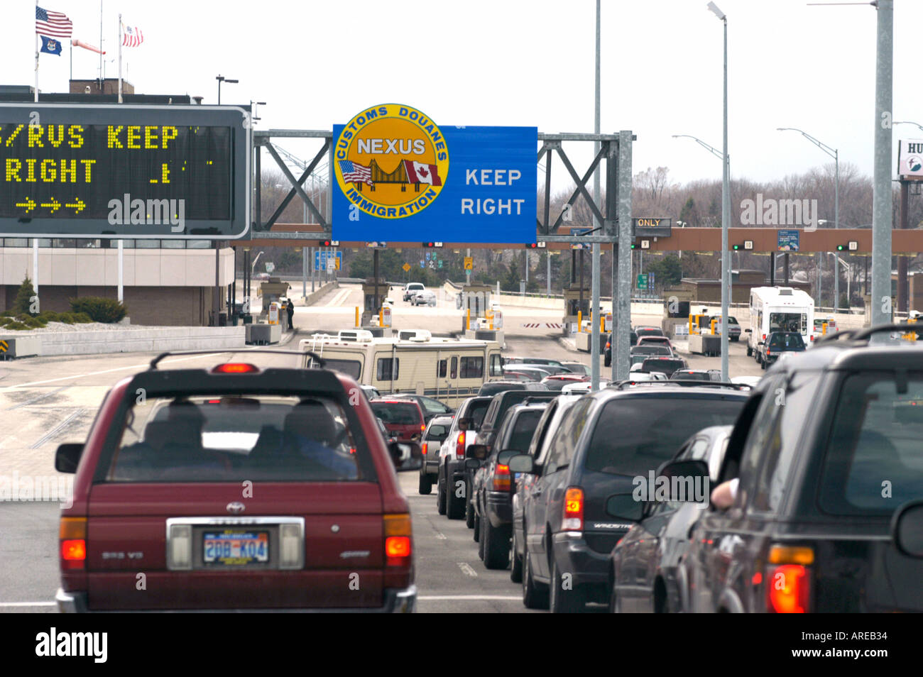 Autos und LKWs Warten in Reihe, um am Grenzübergang Port Huron von Kanada in die USA zu gelangen Stockfoto