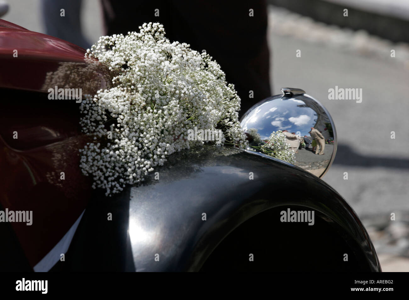 Französische Hochzeit Bouquet auf einem 2CV Stockfoto