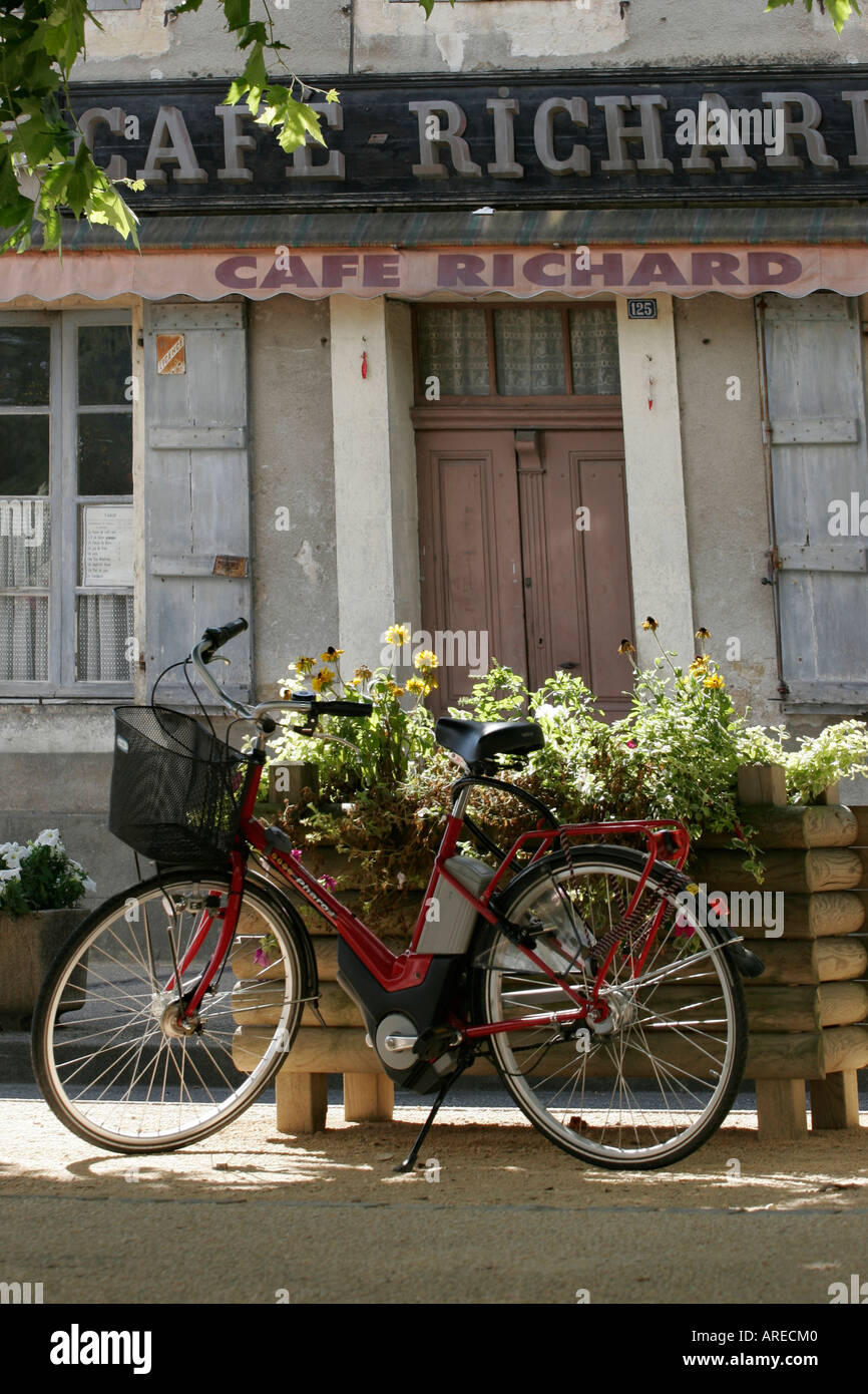 Fahrrad vor typischen französischen Café in Süd-West Frankreich Stockfoto