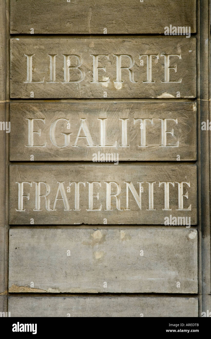 LIBERTE EGALITÉ FRATERNITÉ eingraviert in Stein an der Fassade eines alten Gebäudes in Frankreich Stockfoto