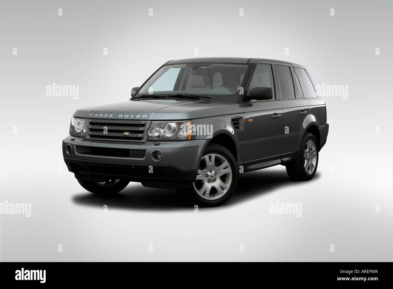 Figuur scheidsrechter Nodig hebben 2006 Land Rover Range Rover Sport HSE in grün - Winkel-Vorderansicht  Stockfotografie - Alamy