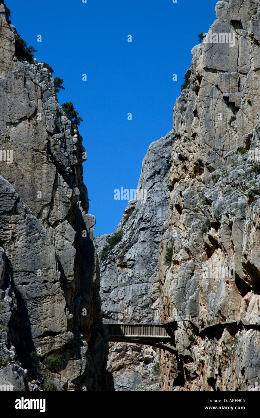 Brücke über Desfiladero de Los Gaitanes, einem 700m hohen pass in die Schlucht El Chorro, Andalusien, Spanien. Stockfoto