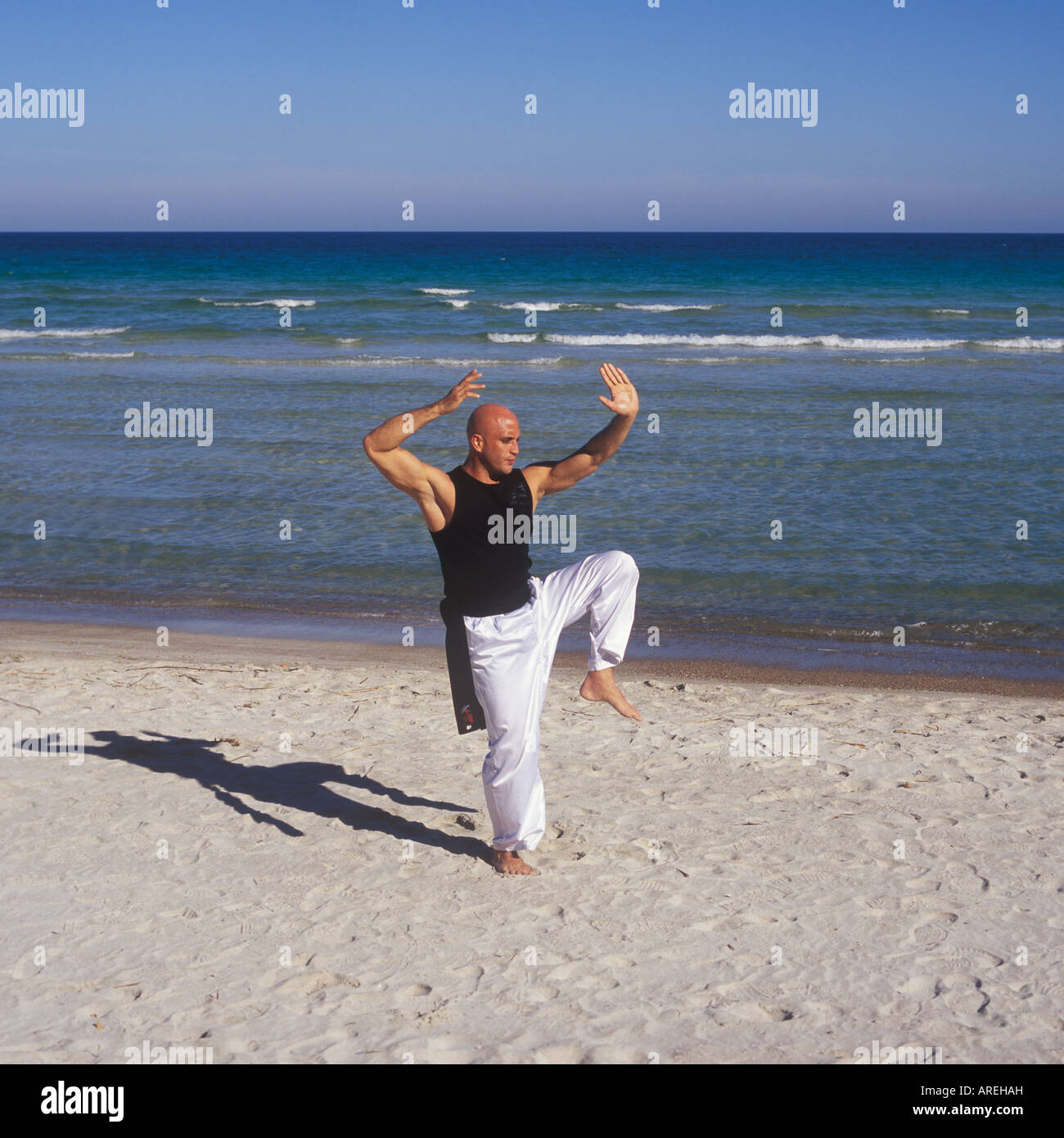 Professional-Tai-Chi und Kong Fu Lehrer Unternehmen Training am Strand in Mallorca, Balearen, Spanien. Stockfoto