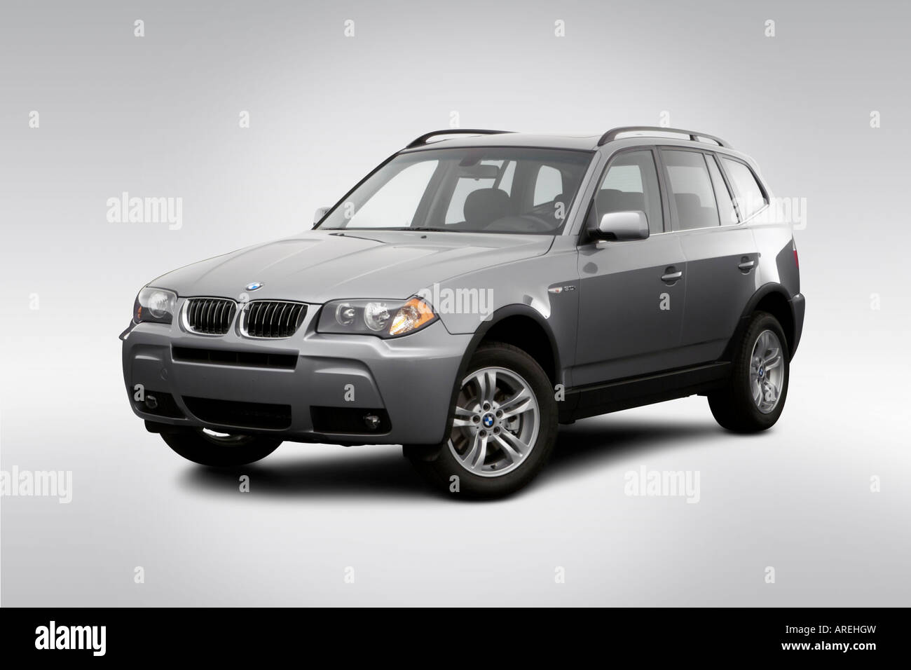 2006 BMW X 3 3.0i in Silber - Winkel-Vorderansicht Stockfoto