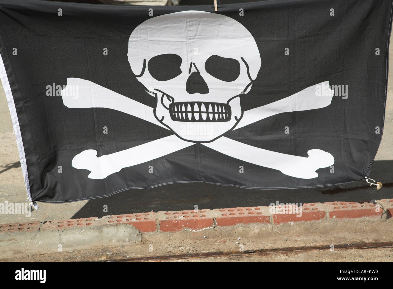 Jolly Roger Schädel und gekreuzten Knochen schwarze Piratenflagge Stockfoto