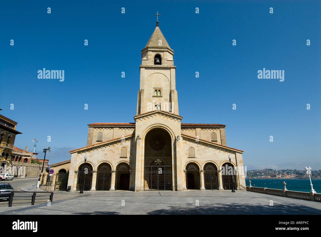 Iglesia de San Pedro auf der Uferpromenade Gijon Asturien Spanien Stockfoto