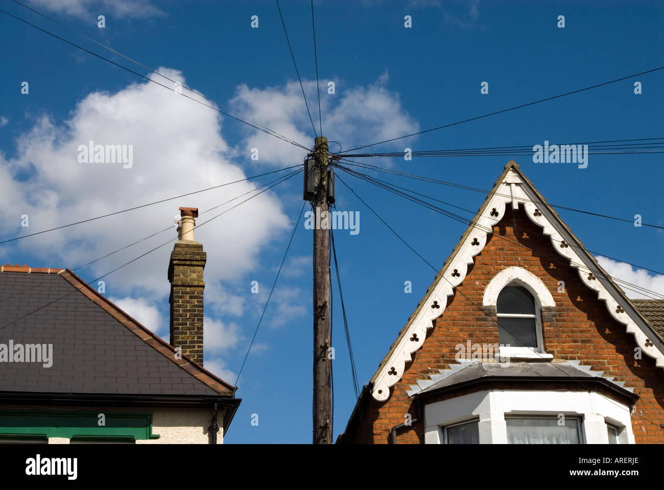 Telefonkabel an Holzpfosten im Wohngebiet Straße London England UK Stockfoto