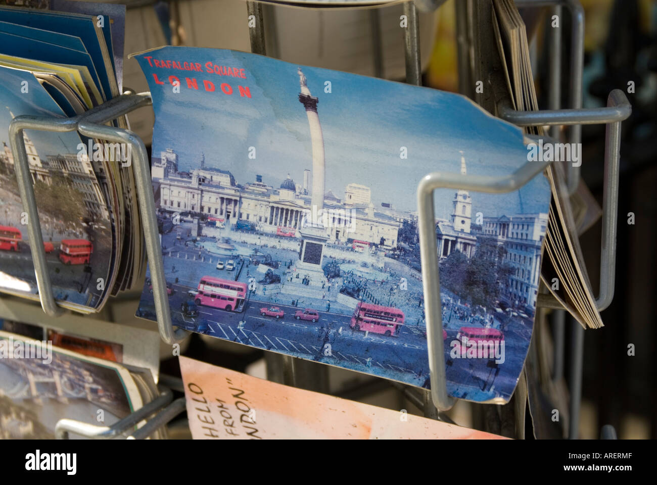 Verblasst schmuddelig Postkarte des Trafalgar Square auf Rack London England UK Stockfoto
