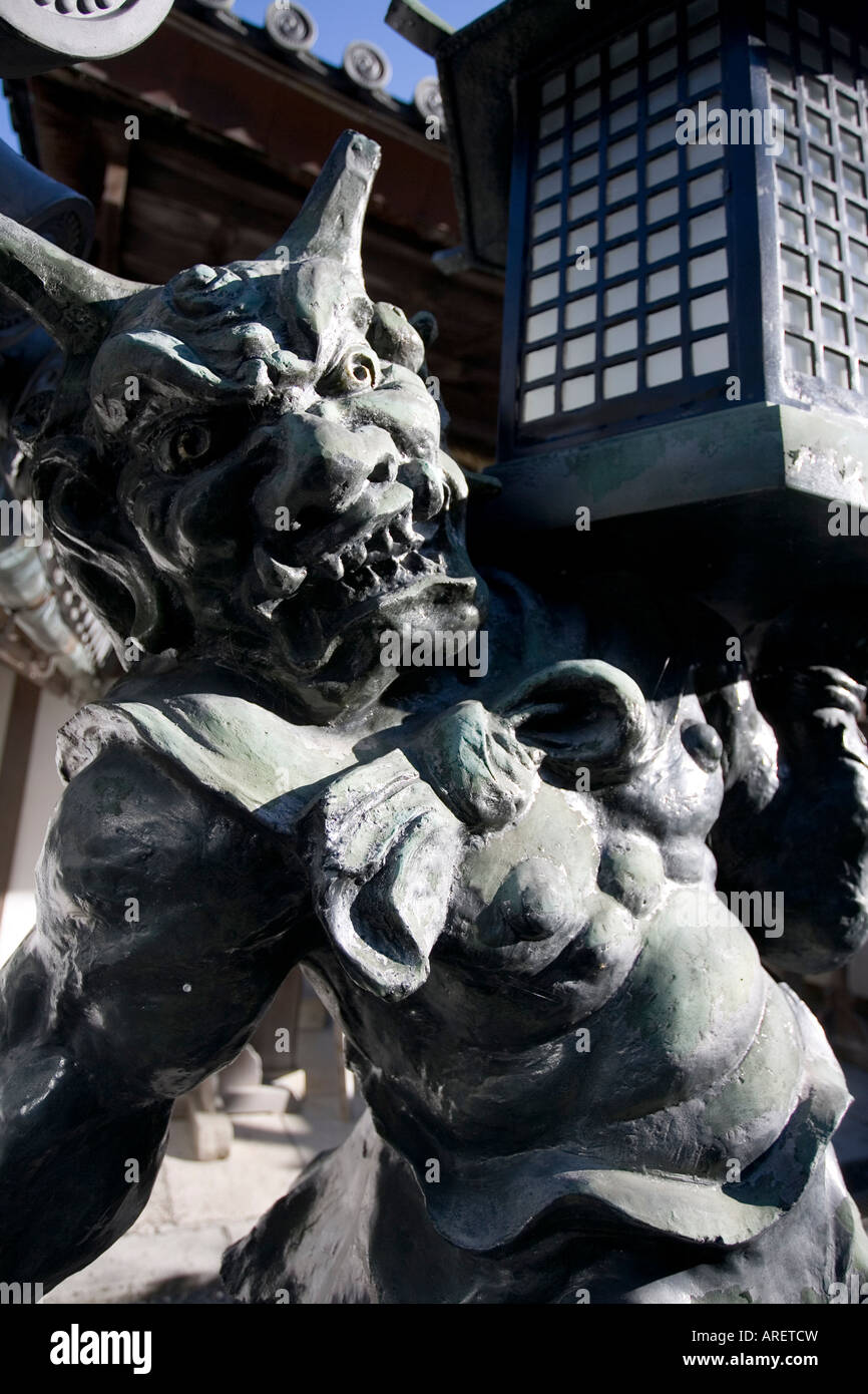 Kongōrikishi oder Niō sind zwei Zorn gefüllt und muskulösen Wächter des Buddha gefunden Garding Eingangstore Tempel in Japan Stockfoto