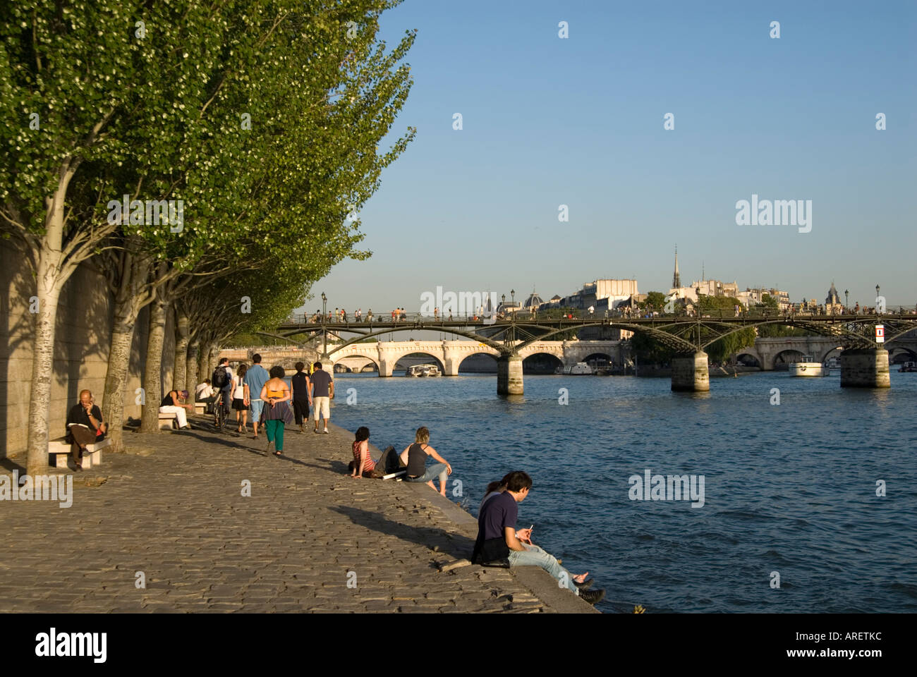 Leute sitzen am Ufer des Flusses Seine Paris-Frankreich Stockfoto