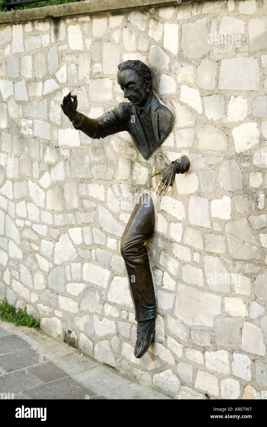 Surreale Skulpturen des Schriftstellers Marcel Ayme aus einer Wand in Montmartre, Paris, Frankreich Stockfoto
