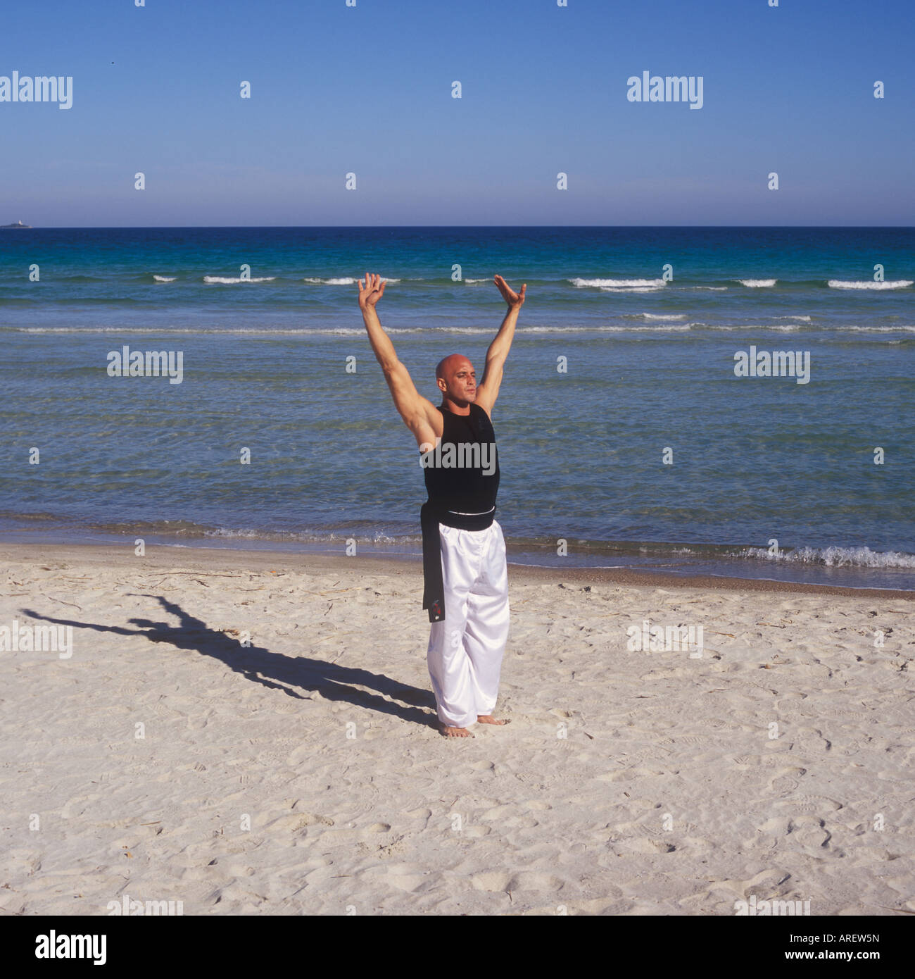 Professional-Tai-Chi und Kong Fu Lehrer Unternehmen Training am Strand in Mallorca, Balearen, Spanien. Stockfoto