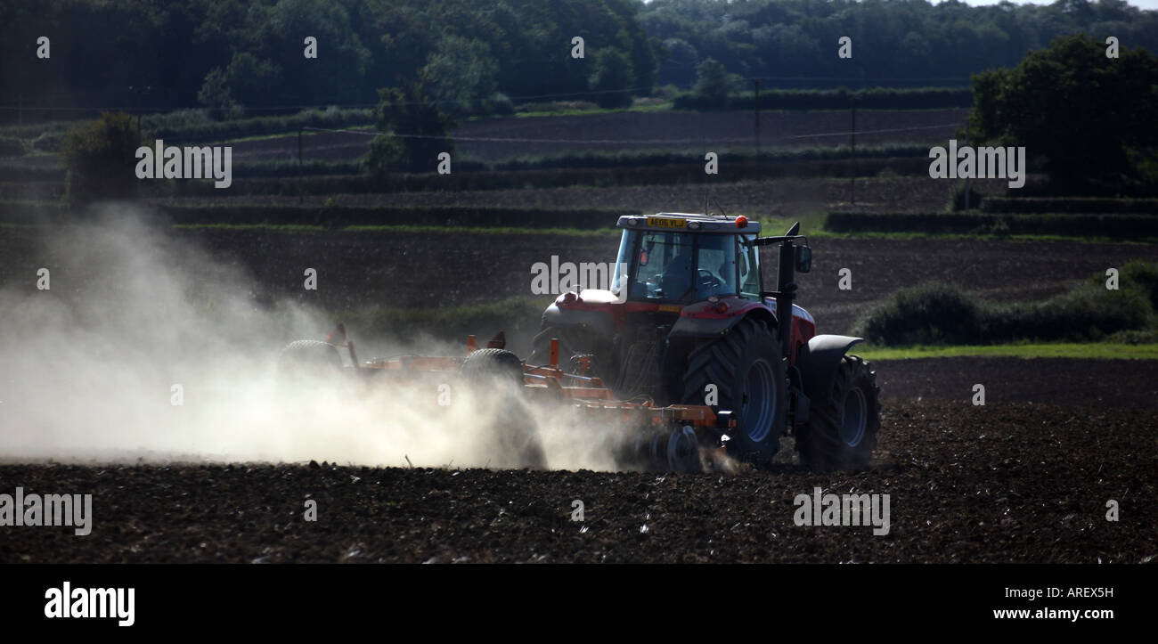 Ein Traktor rollenden Felder in Cowlinge in der Nähe von Haverhill, Suffolk Stockfoto