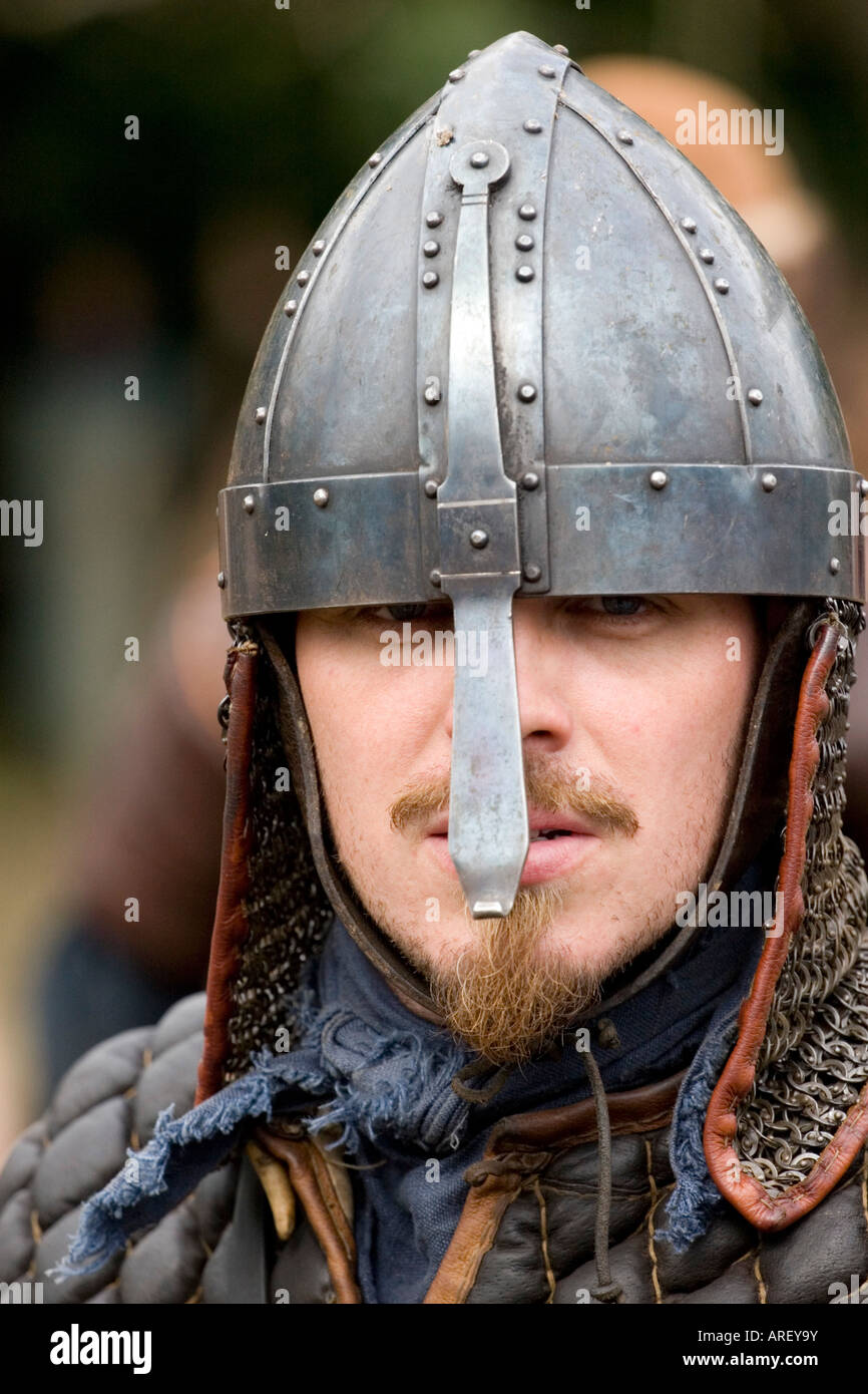 Nahaufnahme von einem Wikinger-Krieger im Helm mit Nasenschutz um eine Nachstellung der Schlacht in Dänemark Stockfoto