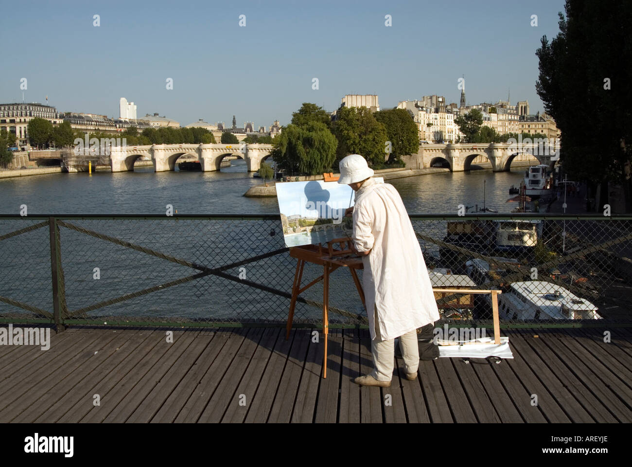 Künstler malen eine malerische Aussicht auf den Fluss von der Pont des Arts, Paris, Frankreich Stockfoto