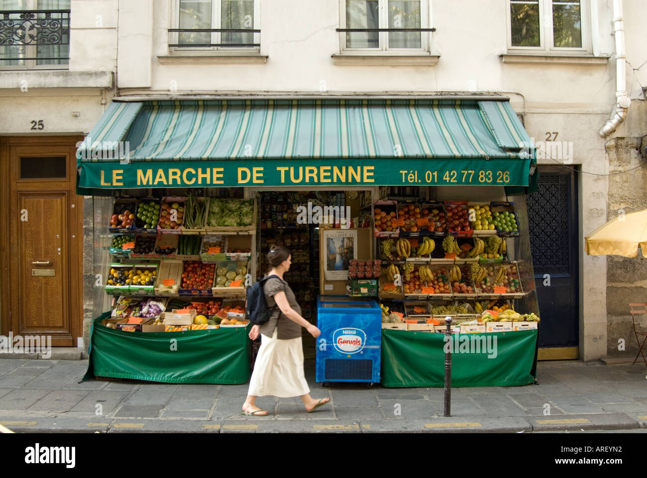 Kleinen lokalen Lebensmittelgeschäft mit Obst und Gemüse unter ihrer Markise in Le Marais Paris Frankreich Stockfoto