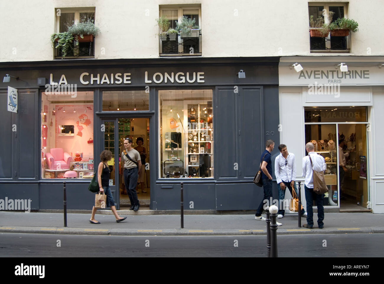 Trendige Geschäfte auf Rue de Francs Bourgeois in Le Marais Paris Frankreich Stockfoto