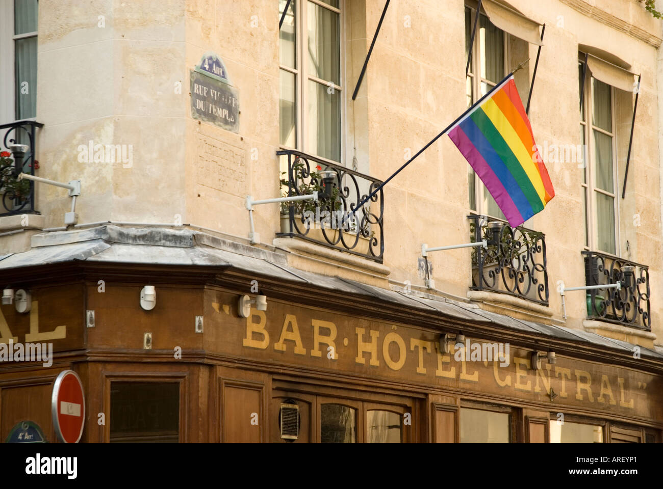 Regenbogenflagge von gay-Bar und Hotel in Le Marais Paris Frankreich Stockfoto