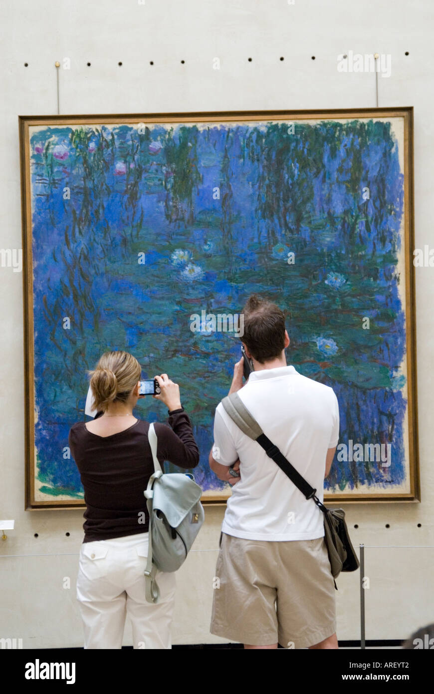 Besucher betrachten Seerosen ein impressionistisches Gemälde von Claude Monet im Musee d ' Orsay Paris Frankreich Stockfoto