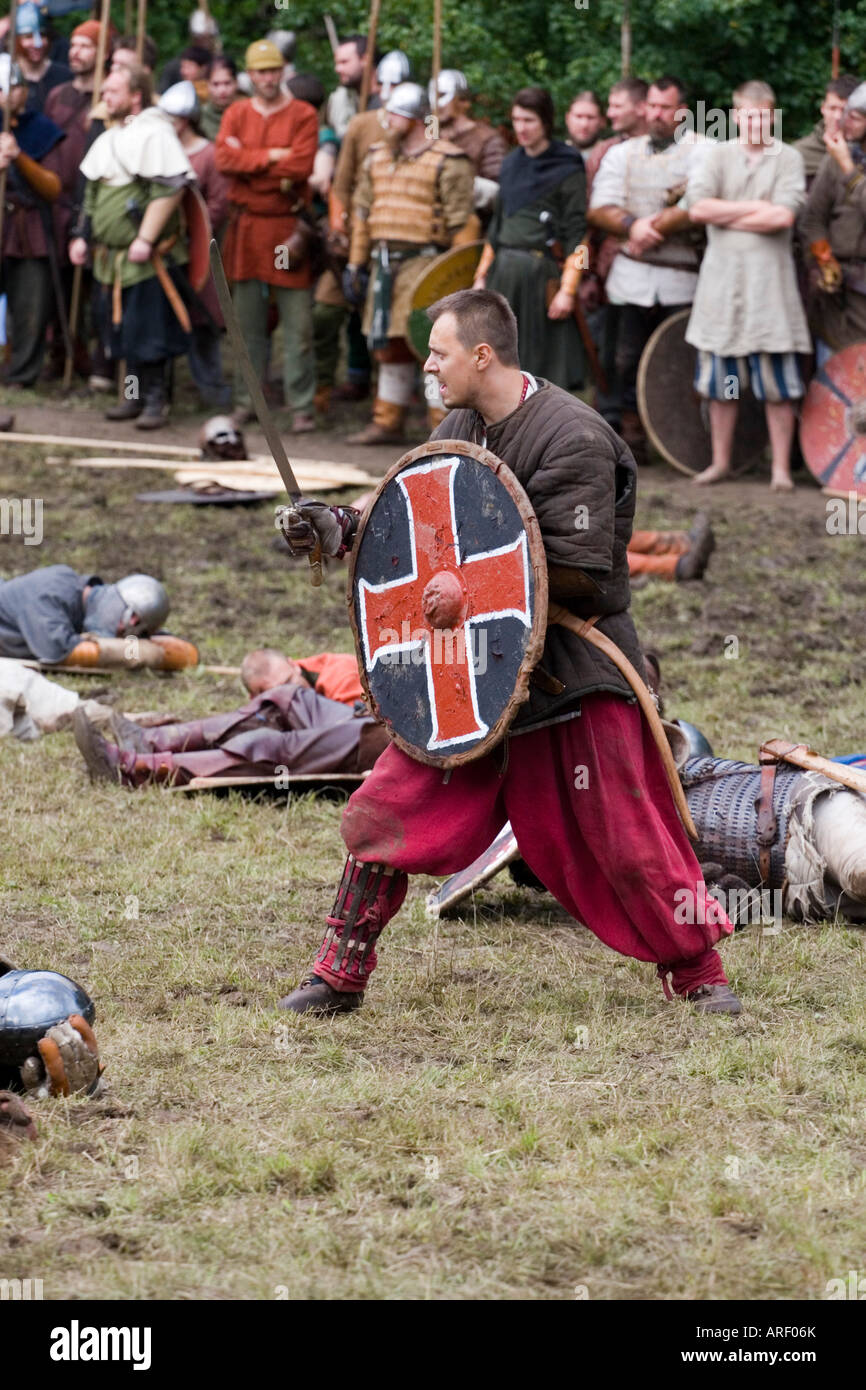 Wikinger-Krieger mit Schwert und Schild auf eine Nachstellung der Schlacht in Dänemark Stockfoto