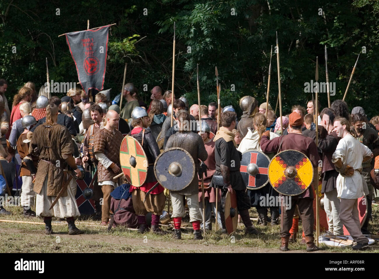 Wikinger-Krieger, ruhen Sie sich nach der Schlacht bei einem Re-Enactment-Festival in Dänemark Stockfoto