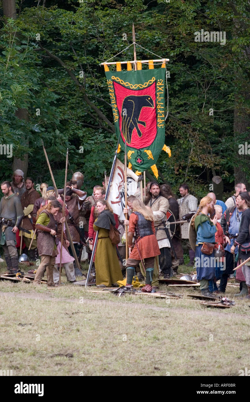 Wikinger-Krieger mit Fahne an eine Nachstellung der Schlacht in Dänemark Stockfoto