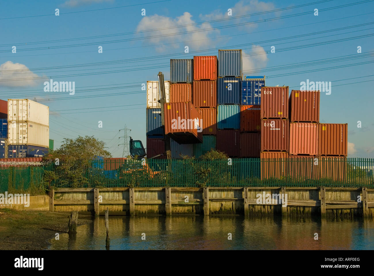 Ein internationaler Versand-Container-Dock Stockfoto