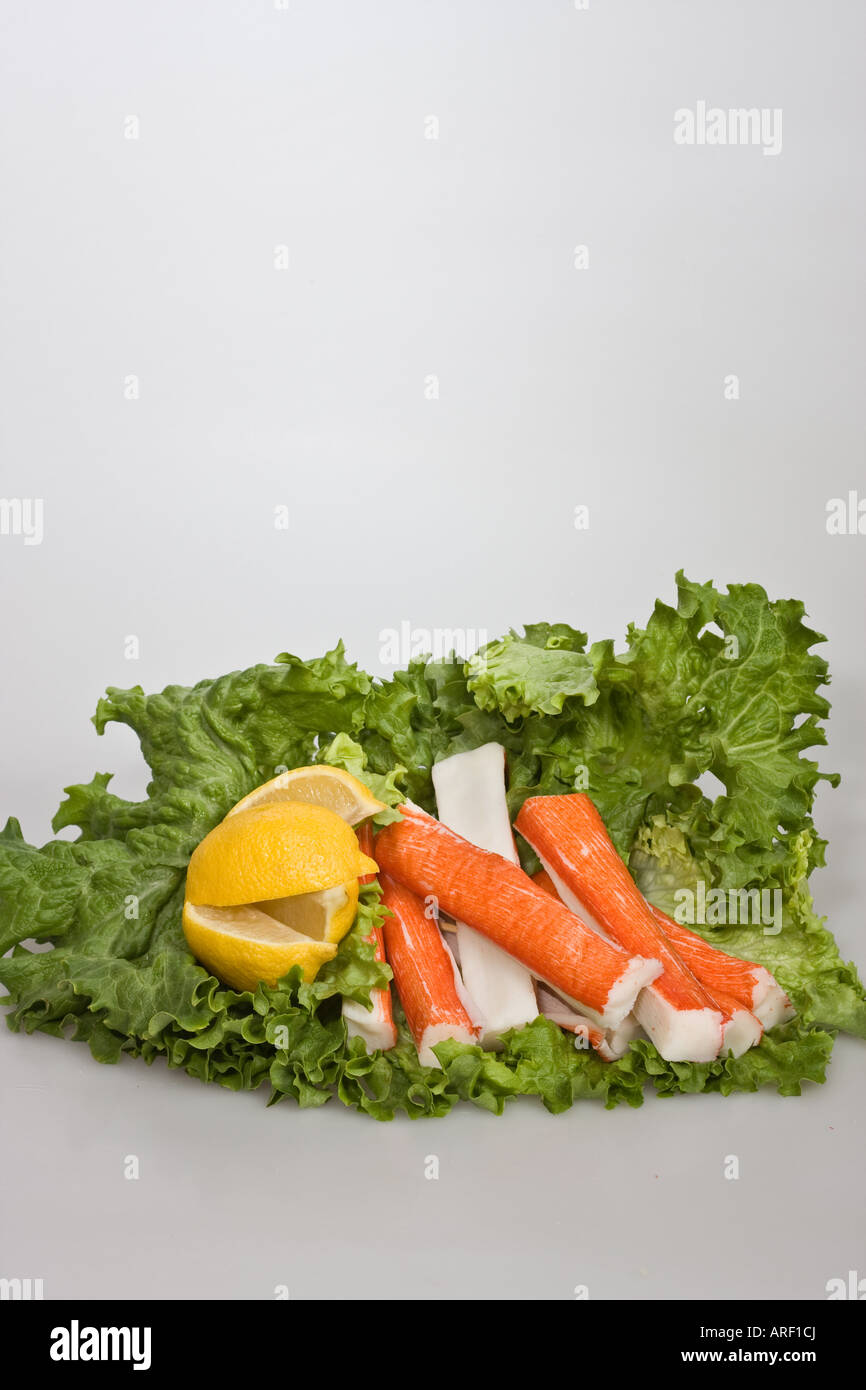 Die Surimi-Krabbenstifte Meeresfrüchte von oben aus der Vogelperspektive Nahaufnahme Bilder Fotos Fotografie sehr hohe Auflösung vertikales Format in USA US hochauflösend Stockfoto