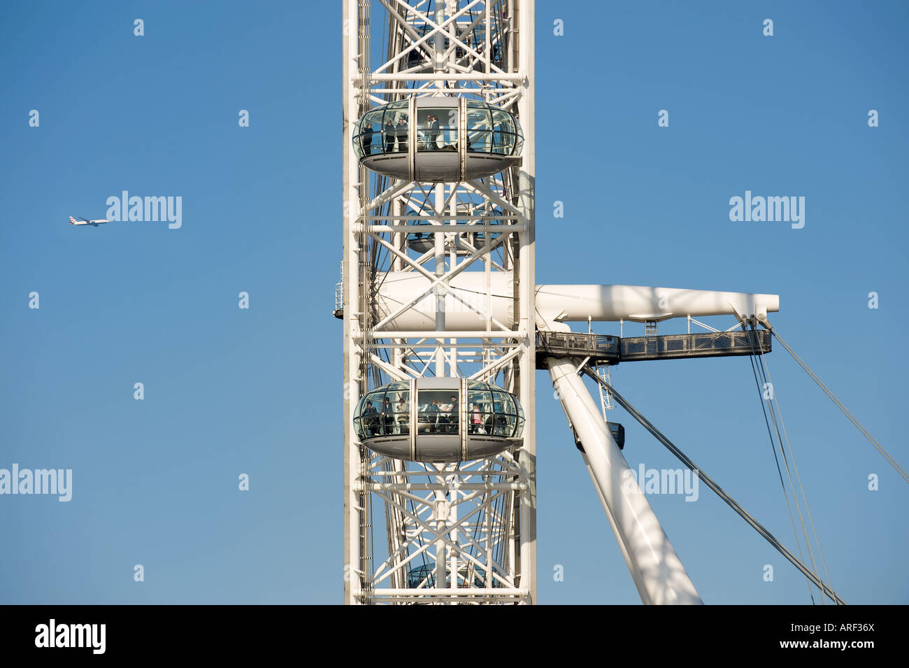 British Airways London Eye mit einem British Airways Flugzeug im Hintergrund. Stockfoto