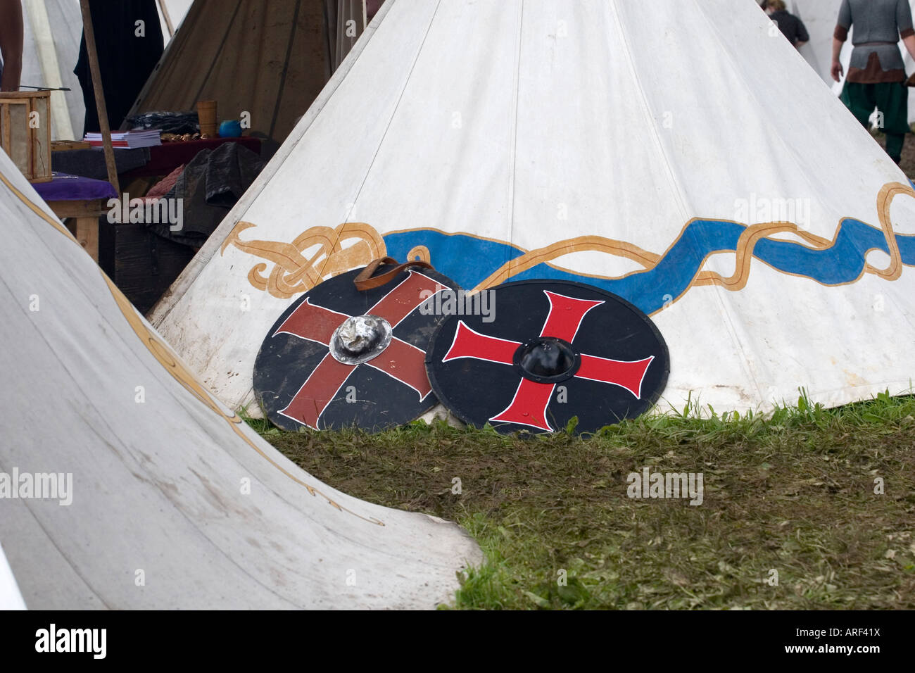 Wikinger Schilde stützte sich gegen ein Zelt bei einem Wikinger-Reenactment-festival Stockfoto