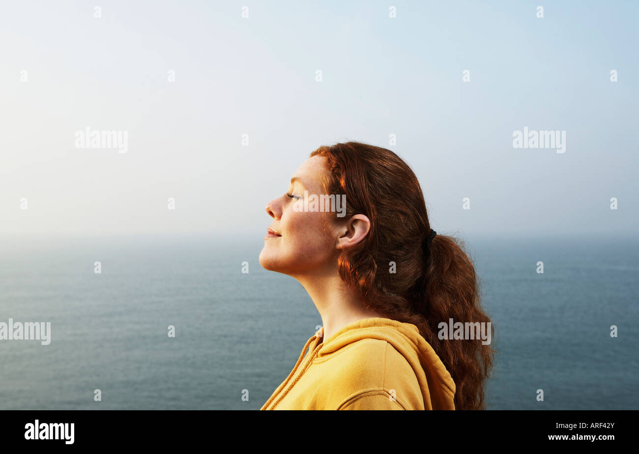 Profil einer jungen Frau am Meer Stockfoto