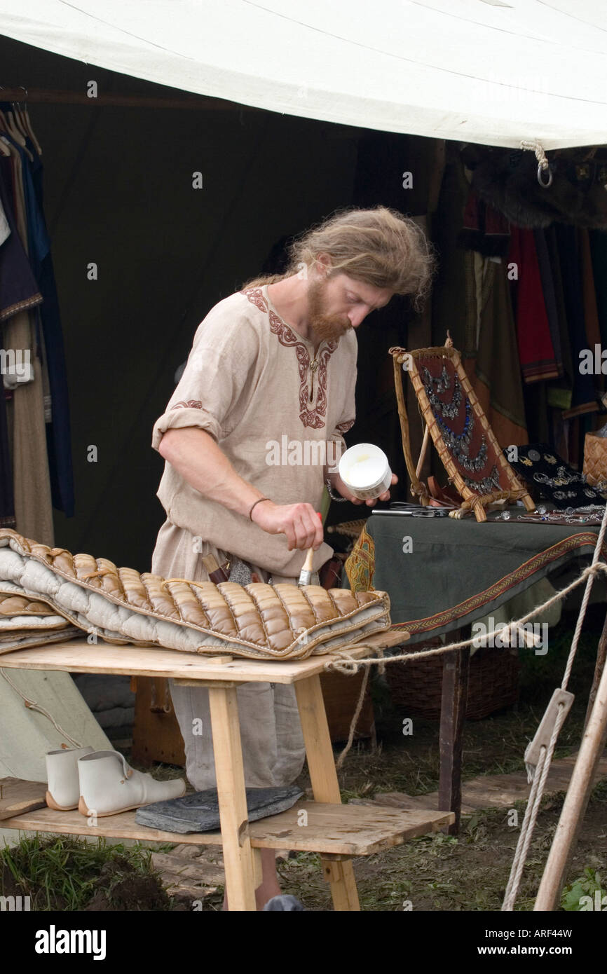 Viking-Handwerker, die Vorbereitung einer Steppjacke bei einem Wikinger Reenactment-Festival in Dänemark Stockfoto