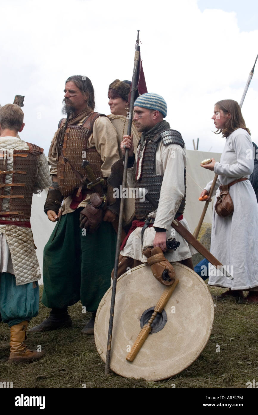 Wikinger-Krieger, die Vorbereitung für den Kampf im Lager bei einem Wikinger-Reenactment-festival Stockfoto