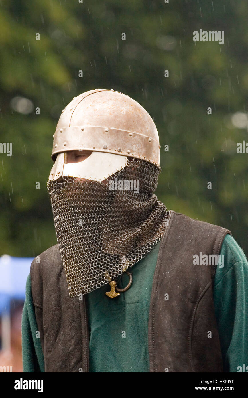 Nahaufnahme von einem Wikinger-Krieger im Helm mit Nasenschutz und Kettenhemd auf eine Nachstellung der Schlacht in Dänemark Stockfoto