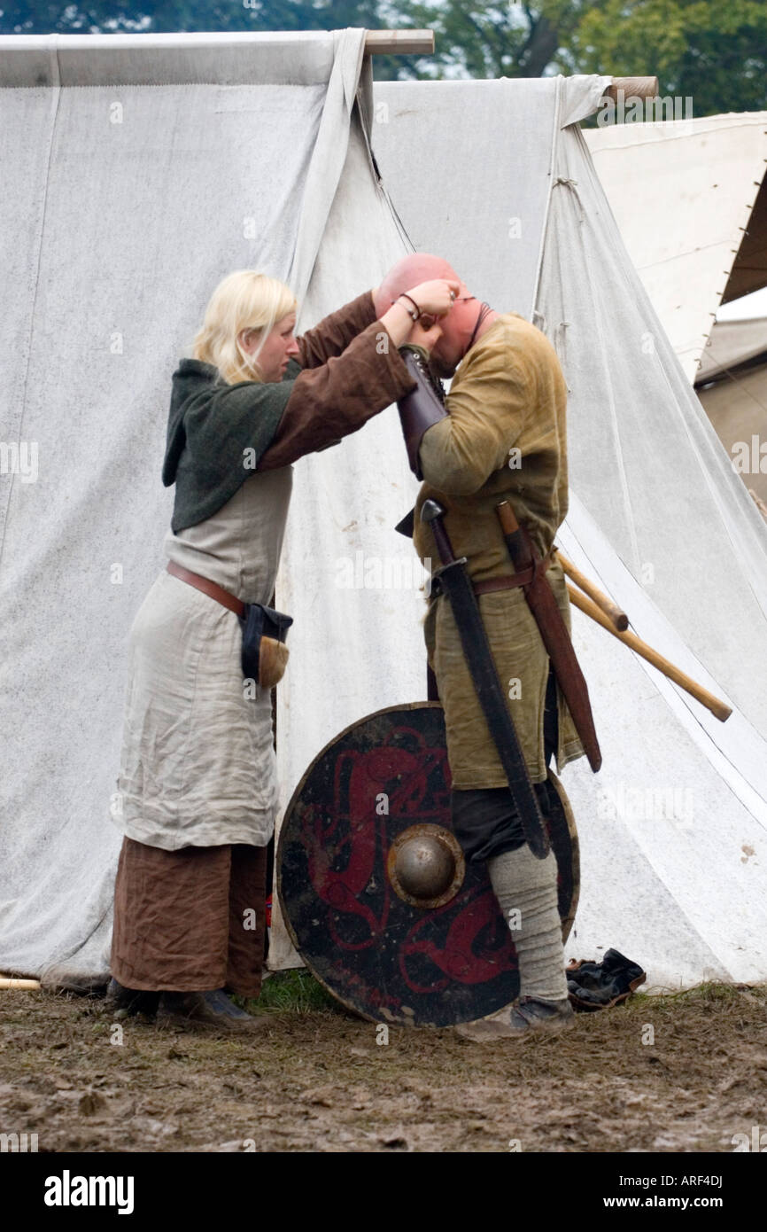 Viking-Frau bereitet ihren Mann für die Schlacht bei einem Wikinger-Reenactment-festival Stockfoto