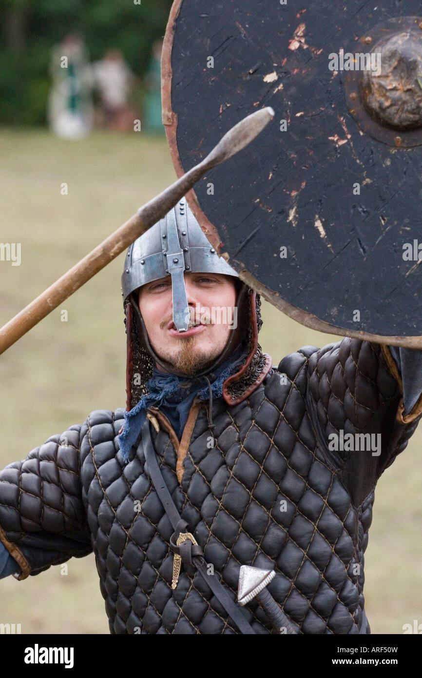 Wikinger-Krieger mit Speer und Schild auf einem Reenactment-Festival in Dänemark Stockfoto