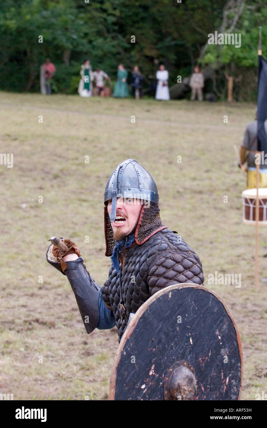 Aggressive Wikinger-Krieger, einen Speer zu werfen, auf einem Reenactment-Festival in Dänemark Stockfoto