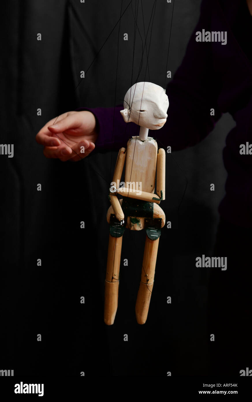 Puppenspieler Hand und eine marionette Stockfoto