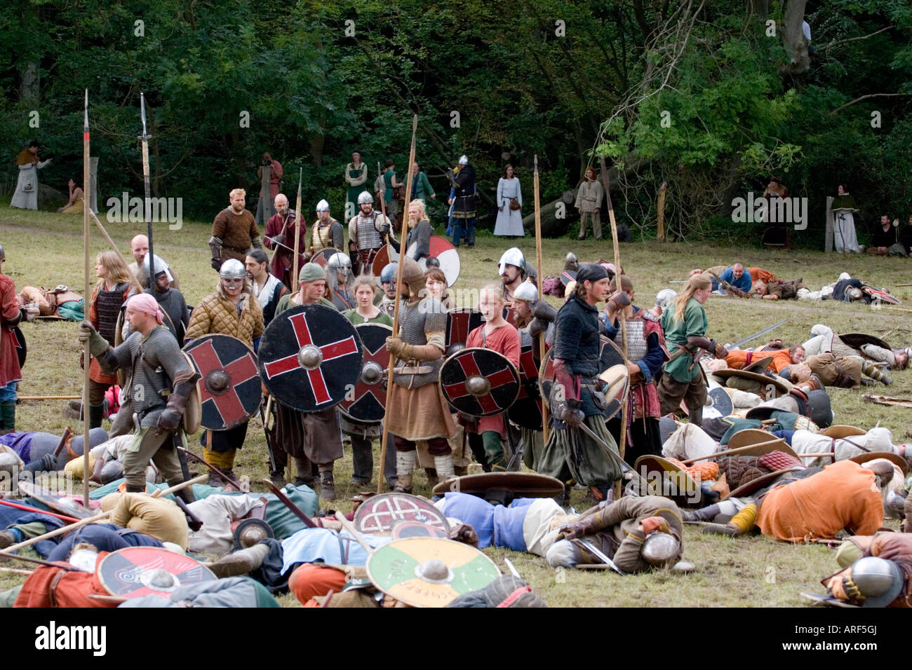 Viking Horde umgeben von Leichen an eine Nachstellung der Schlacht in Dänemark Stockfoto