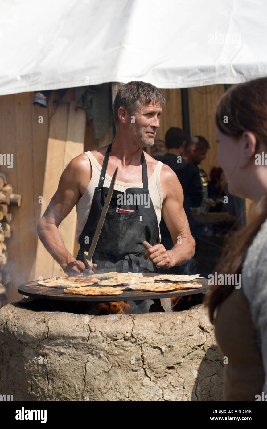 Traditionelles Brotbacken am offenen Feuer bei einem Wikinger Reenactment-Festival in Dänemark Stockfoto