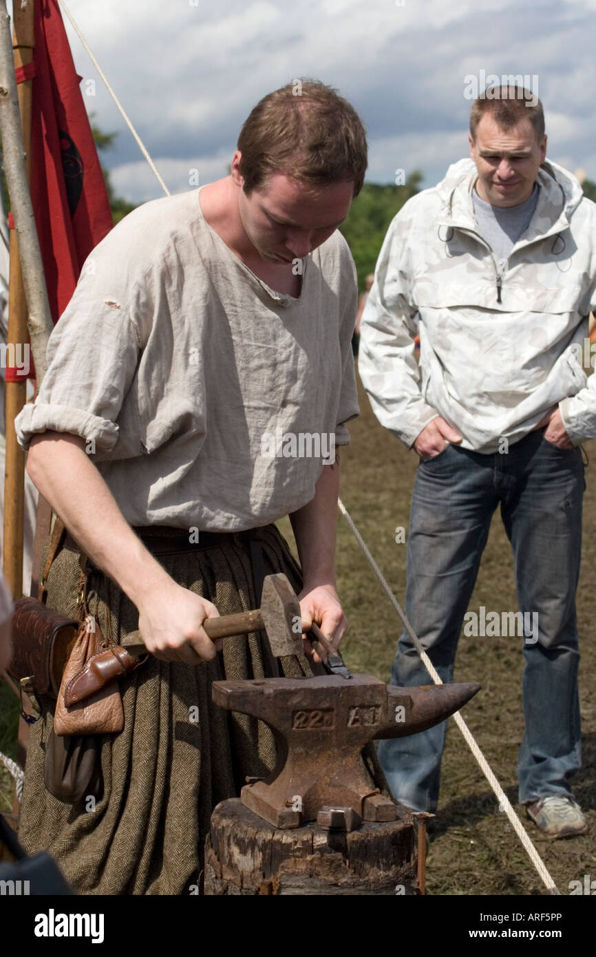 Schmied mit Hammer und Amboss bei einem Wikinger Reenactment-Festival in Dänemark Stockfoto