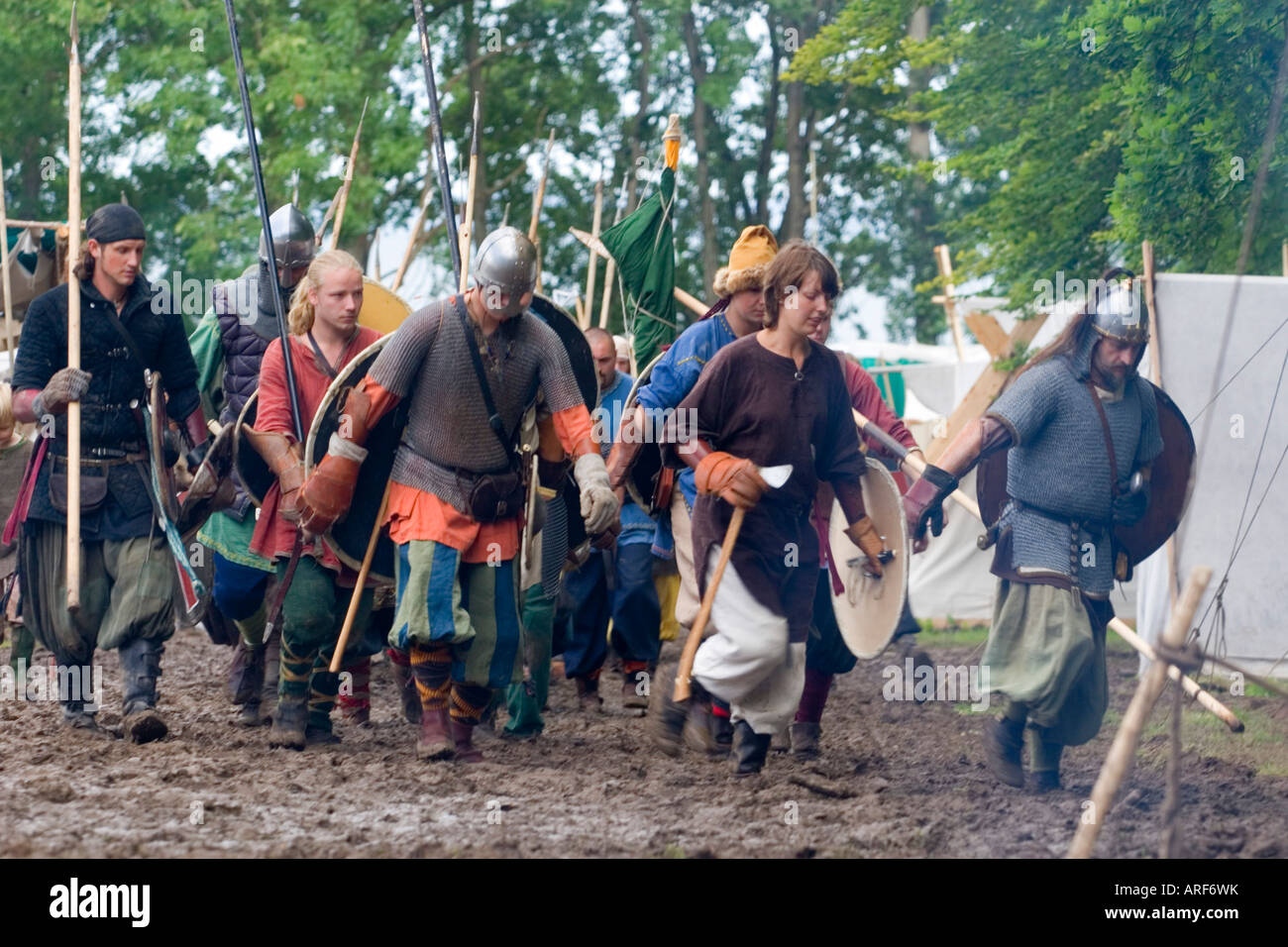 Wikinger-Krieger verlassen Camps für die Schlacht bei einem Wikinger-Reenactment-festival Stockfoto
