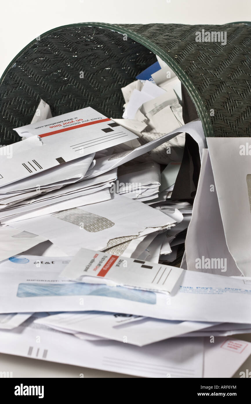 Persönliche Finanzbriefe von Monatsrechnungen Haushalt von oben Papierkram Overhead von oben Ansicht Nahaufnahme niemand in den USA vertikale Hochauflösung Stockfoto